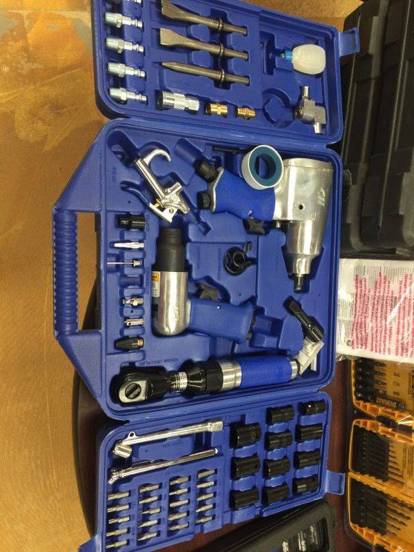lot 66 image: Campbell Hausfeld TL1069 62-Piece Air Tool Kit New