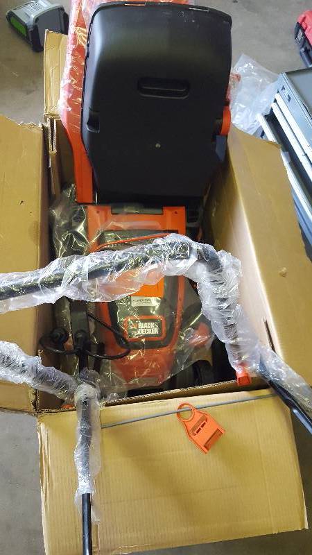 lot 79 image: Black and Decker 17 in. Walk-Behind Corded Electric Mower