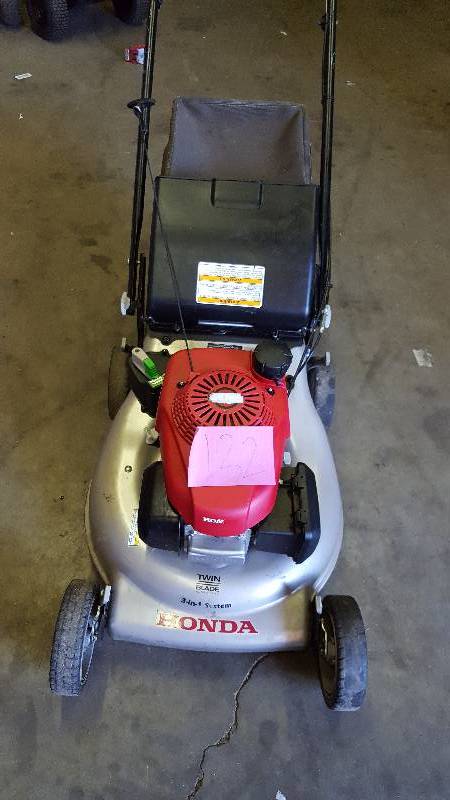 lot 132 image: Honda Lawn Mower Model HRR216K9VKAA  in good working condition