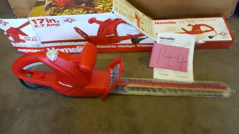 lot 144 image: Homelite 17 in 2.7 amp electric hedge trimmer