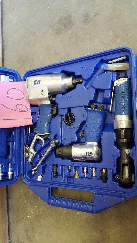 lot 160 image: Campbell Hausfeld TL1069  Air Tool Kit missing a few pcs see pictures