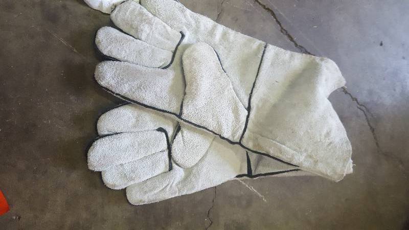 lot 58 image: Lincoln Electric Cloth-Lined Leather Welding Gloves
