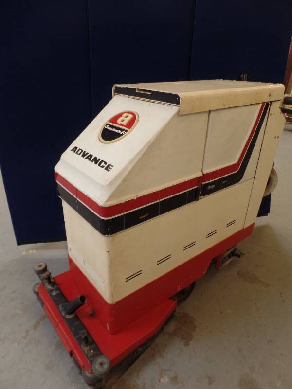 lot 2 image: Floor Scrubbing Machine
