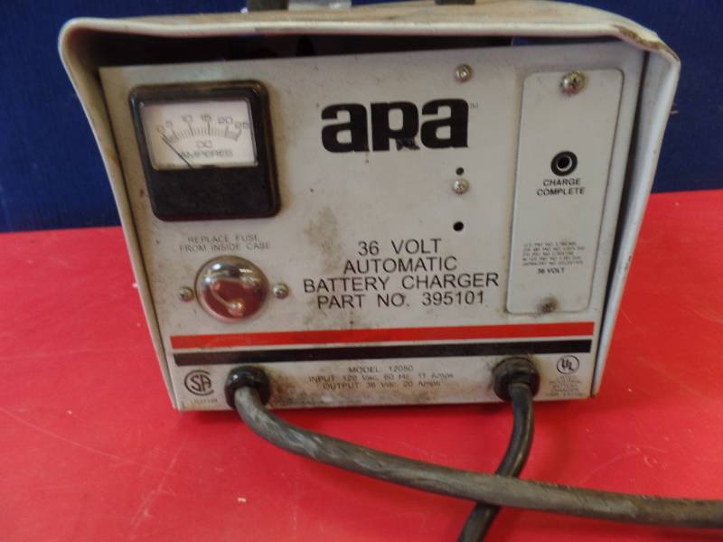 lot 4 image: Battery Charger