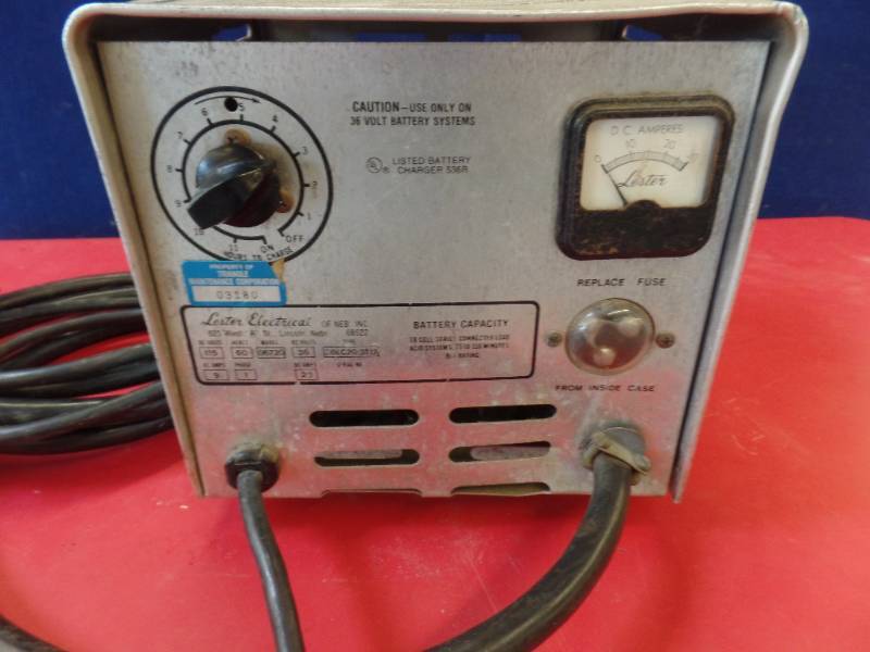 lot 5 image: Battery Charger