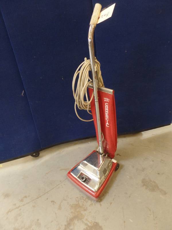 lot 9 image: Commercial Vacuum Cleaner