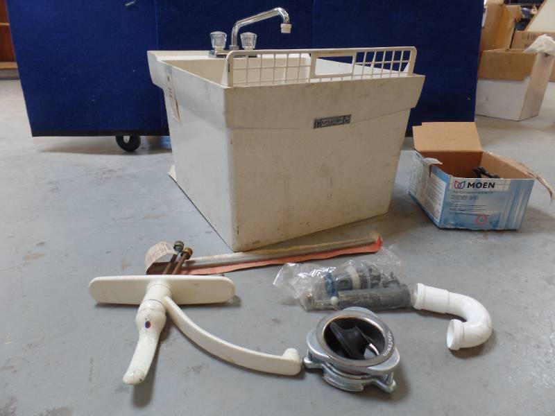 lot 14 image: Sink