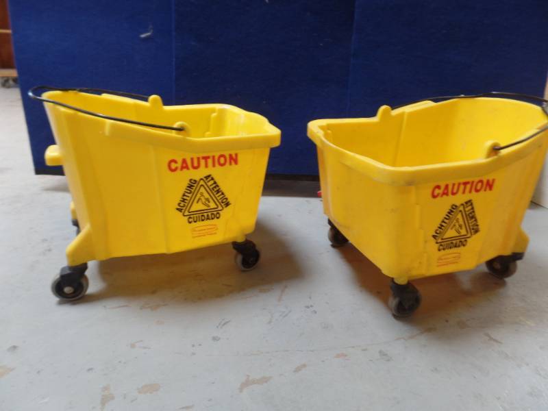 lot 25 image: RubberMaid Mop Buckets