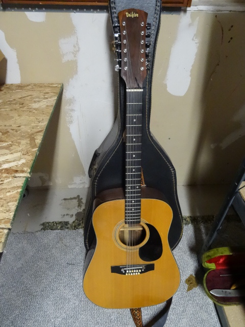 lot 18 image: Acoustic guitar