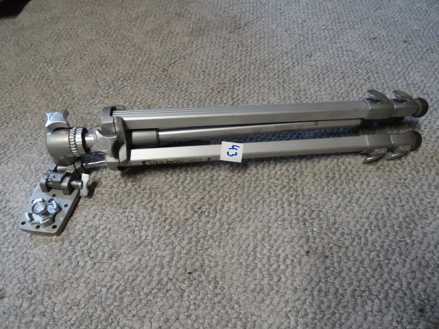lot 43 image: Velbon VE-3 camera tripod