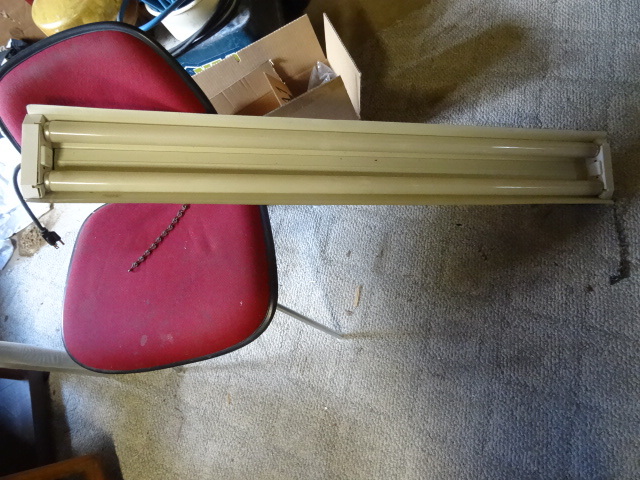 lot 49 image: 48 fluorescent Shop light. Works