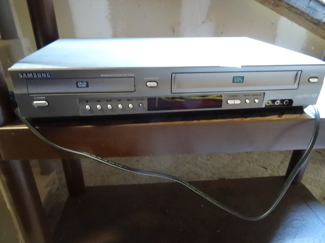 lot 53 image: Samsung dvd vhs player