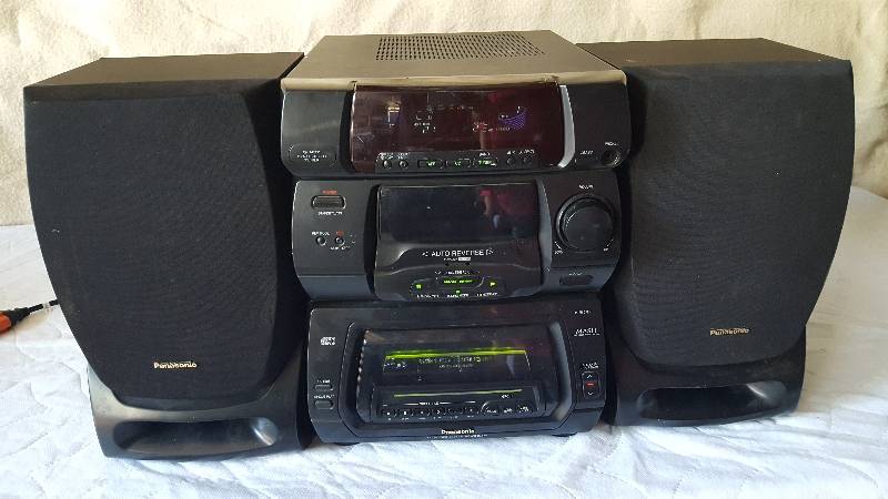 lot 2 image: Panasonic 50 disk CD changer, tuner, tape player Shelf System