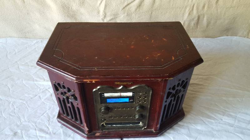 lot 6 image: Memorex CD, tuner, turn table and tape player