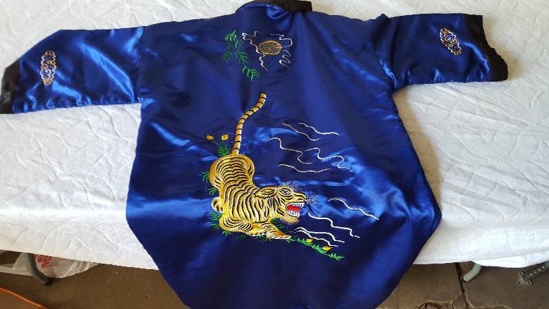 lot 27 image: Nice robe. Beautifully Sewen.