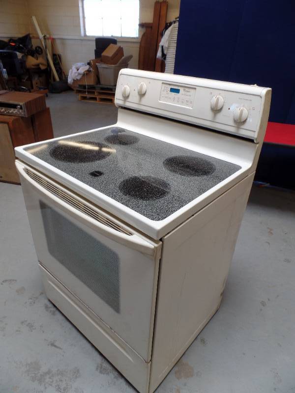 lot 101 image: Stove Oven