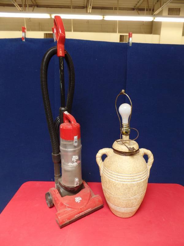 lot 104 image: Vacuum and Lamp