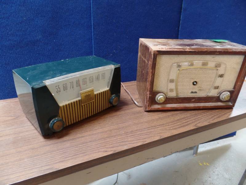 lot 108 image: Vintage Radios