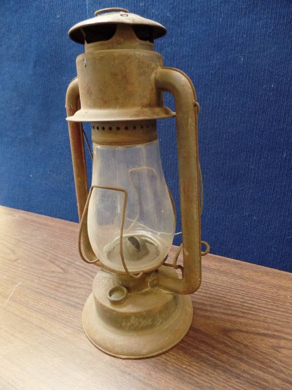 lot 124 image: Kerosene Lamp
