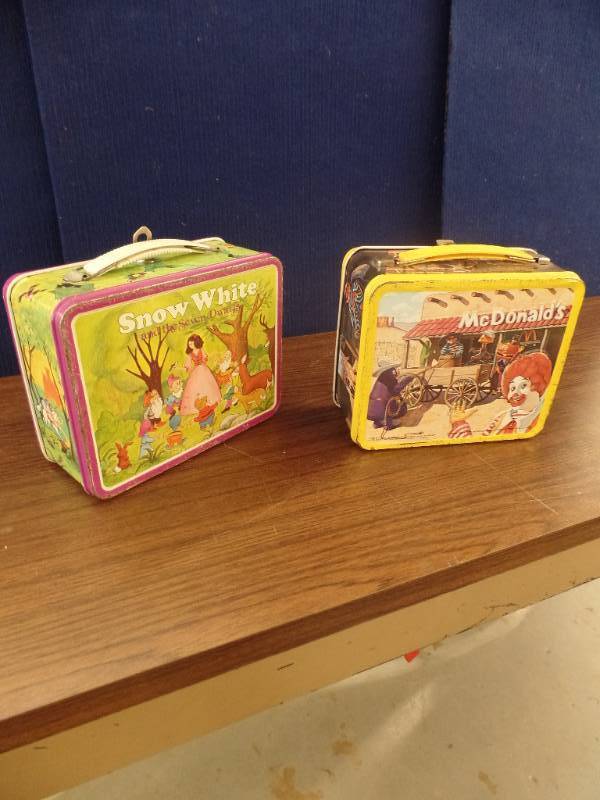 lot 128 image: Vintage Lunch Boxes