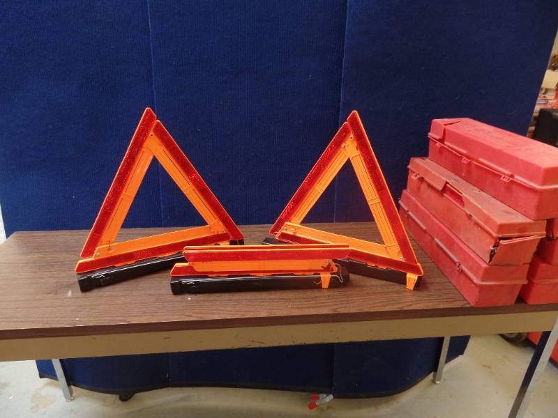 lot 140 image: Triangle Flare Kits