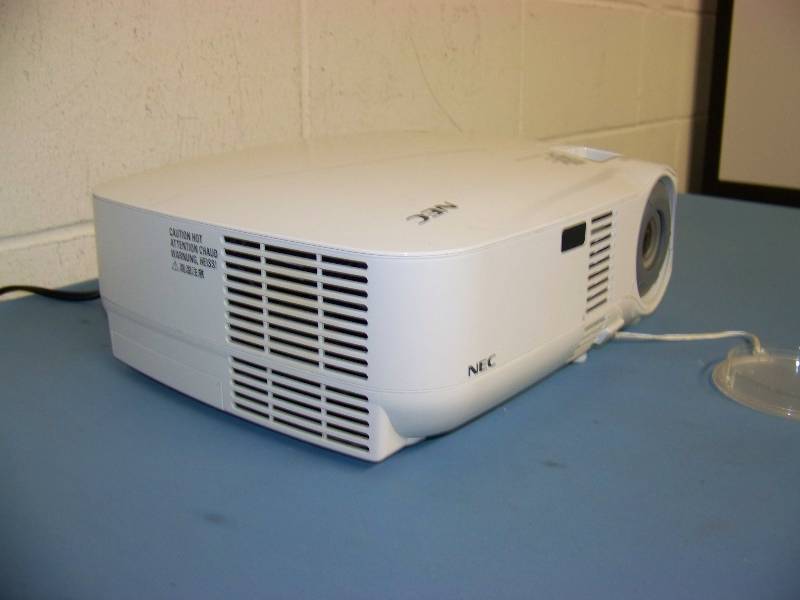 lot 22 image: NEC, VT595, LCD Projector