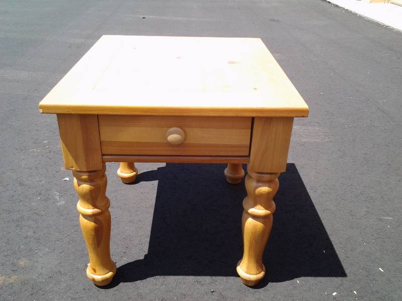 Broyhill Wood Side Table With Drawer 23x27x23
