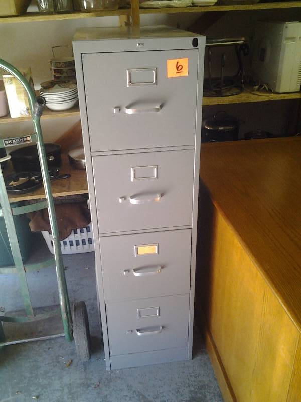 lot 6 image: HON 4 Drawer Metal File Cabinet 27x15x52