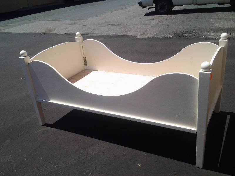 lot 13 image: Vintage Twin Size Sleigh Bed Painted White 83x45x40, (Comes- Apart 5 Pieces)