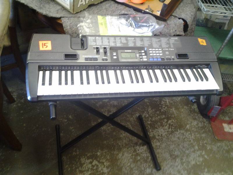 lot 15 image: Casio Key Board Model CTK-720 With Stand & Manual