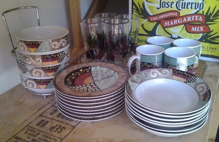 lot 21 image: Furio Dishes, 4-Bamboo Placemats, 4-Glasses