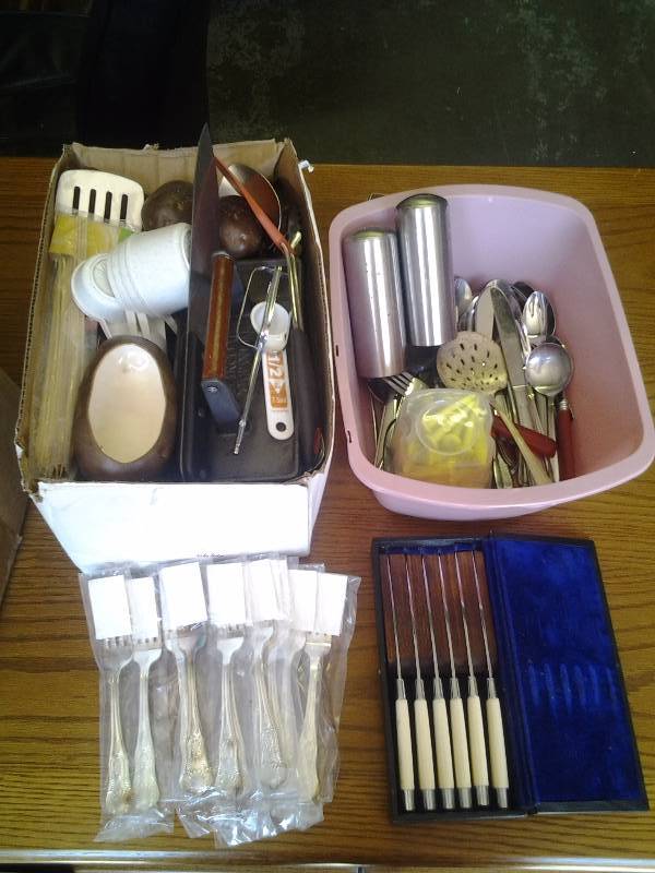 lot 22 image: Large Lot Of Kitchen Utensils, Steak Knives, Flatware