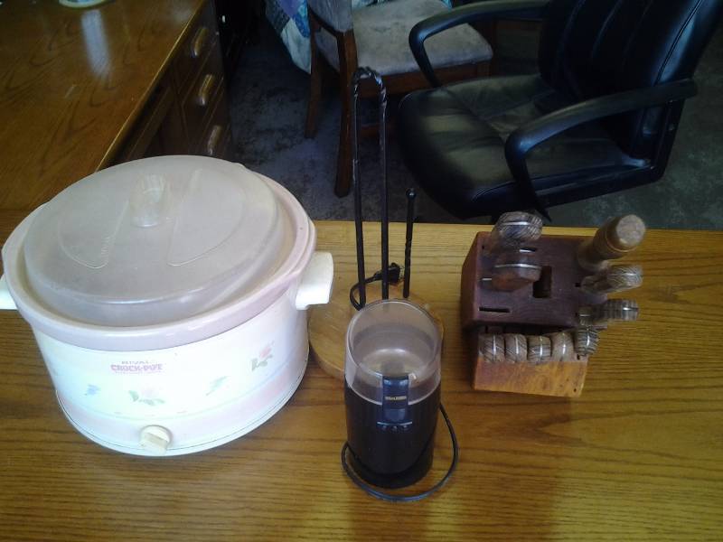 lot 28 image: Knives & Block, Paper Towel Holder, Crock Pot, Coffee Bean Grinder