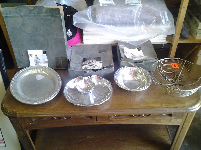 lot 35 image: Wilton Art Metal Serving Pieces