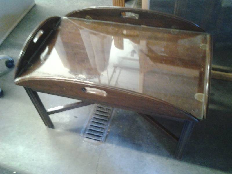 lot 47 image: Ethan Allen Butlers Table With Glass Top 34x21x18