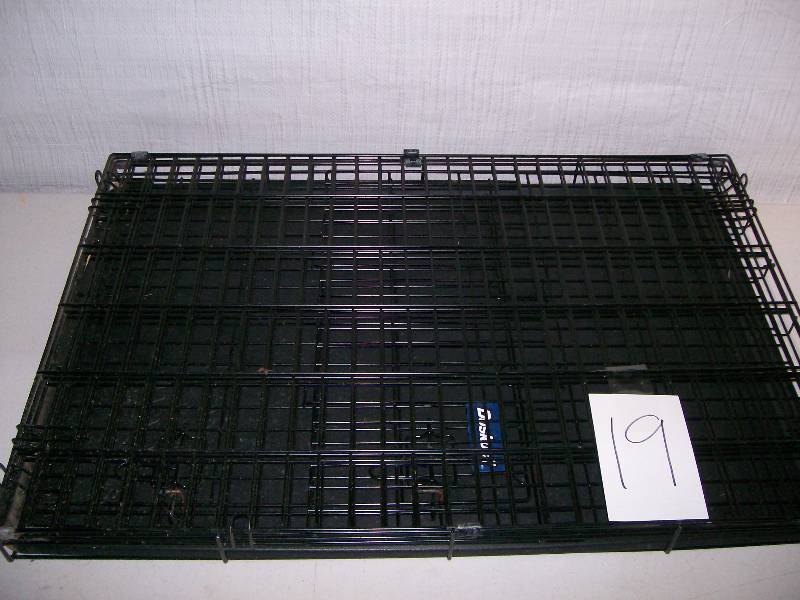 lot 19 image: Dog crate
