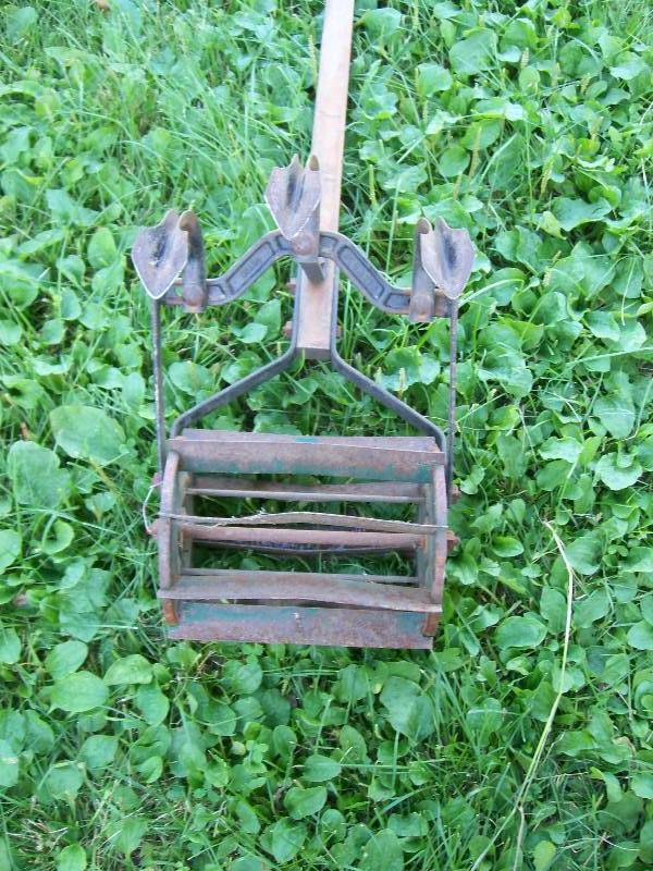 lot 59 image: manual cultivator