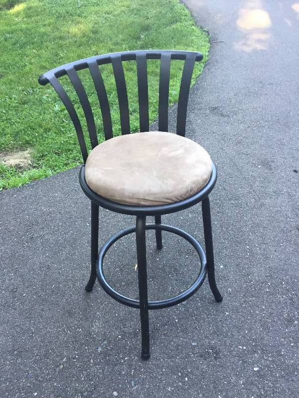 lot 16 image: Counter Height Swivel Barstool