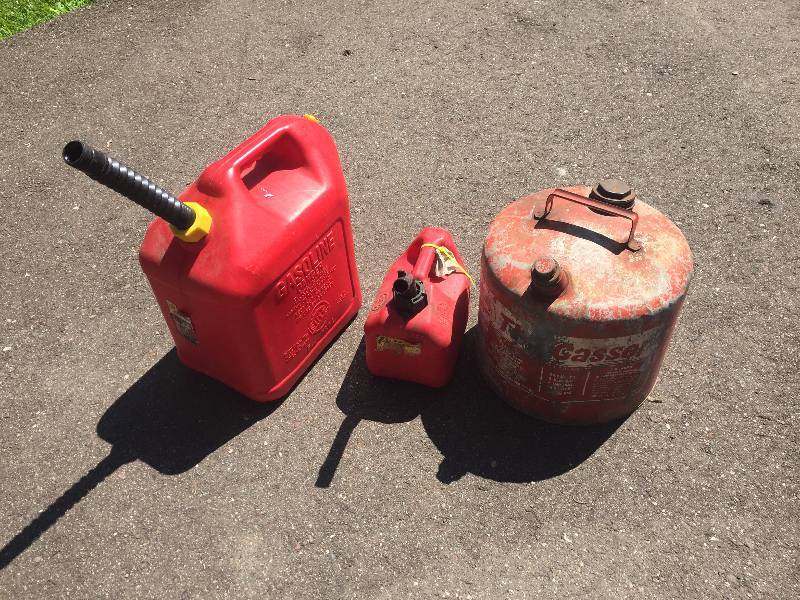 lot 21 image: Lot of Gas Cans