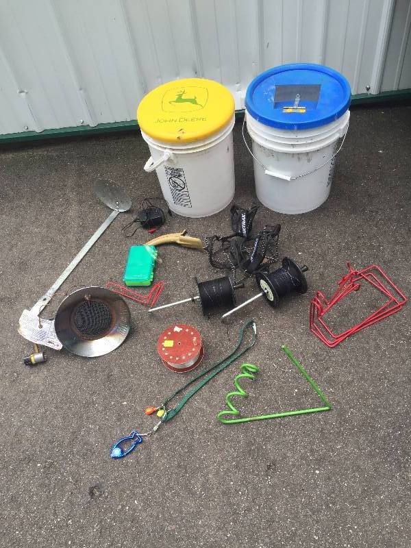lot 32 image: Ice Fishing Lot