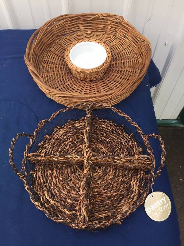 lot 42 image: Large Serving Baskets