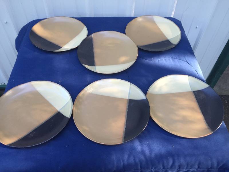 lot 55 image: Dinner Plate Set
