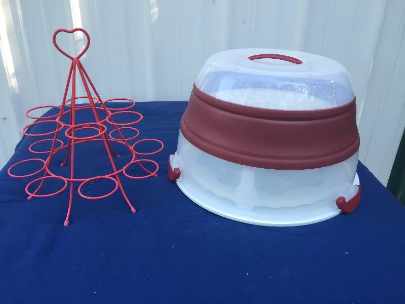 lot 63 image: Cupcake Display and Carring case