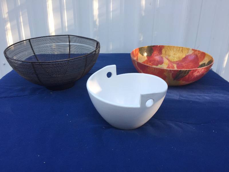 lot 71 image: Decorative Bowls