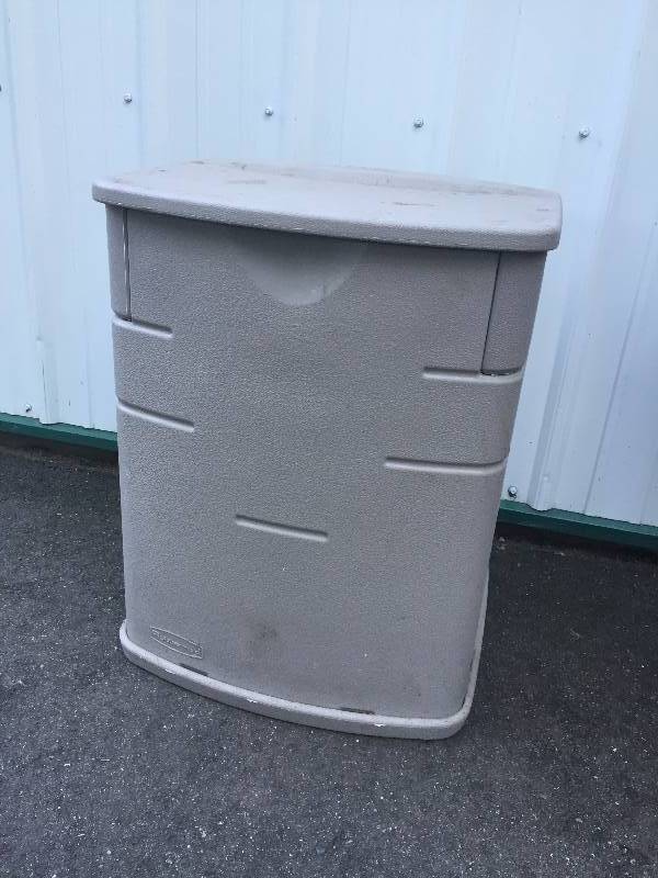 lot 82 image: Rubbermaid Storage Container