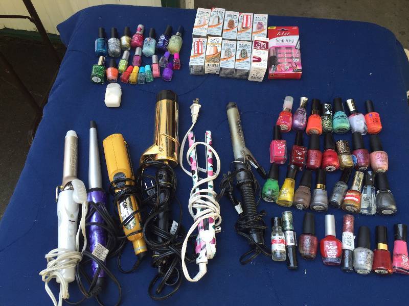 lot 100 image: Nail and Hair Accessorie Lot