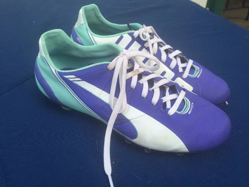 lot 104 image: Girl Puma Cleats