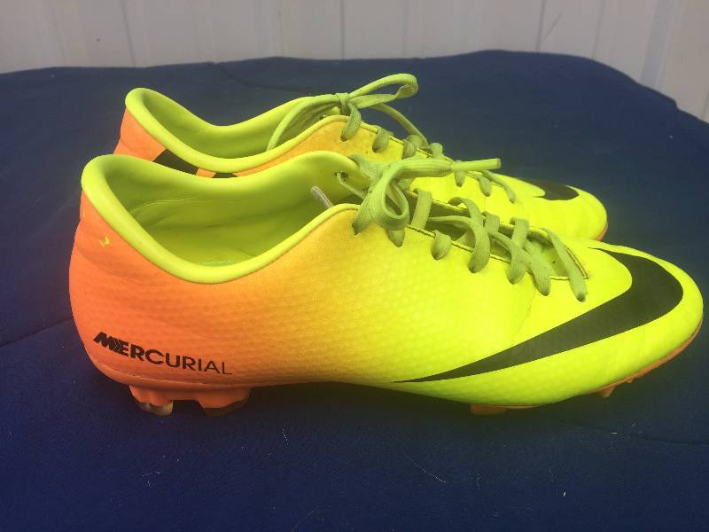 lot 105 image: Boy Nike Cleats