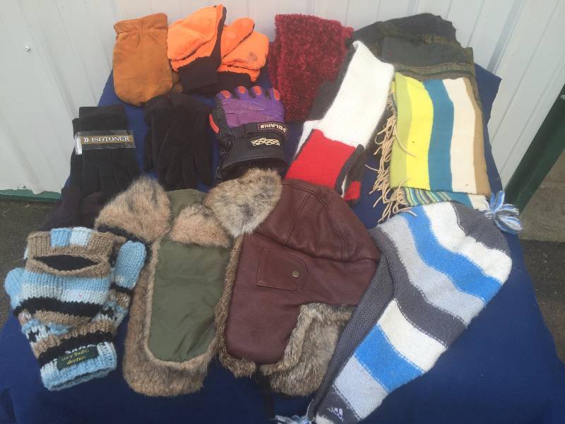 lot 108 image: Lot of winter accessories