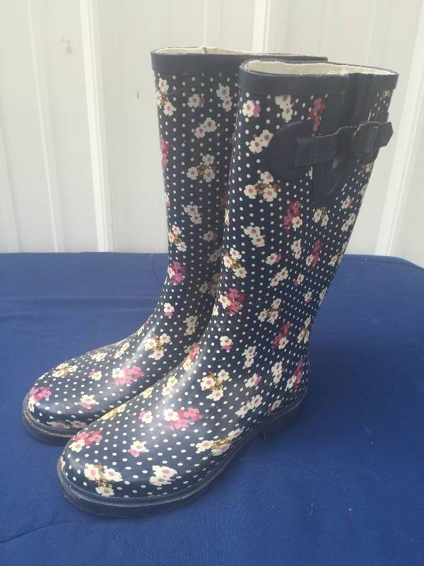 lot 121 image: Womens Rain Boots